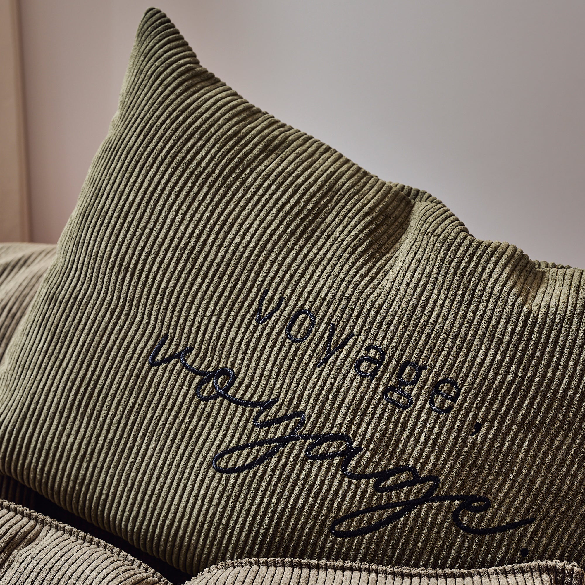 Coussin velours brodé Voyage Voyage
