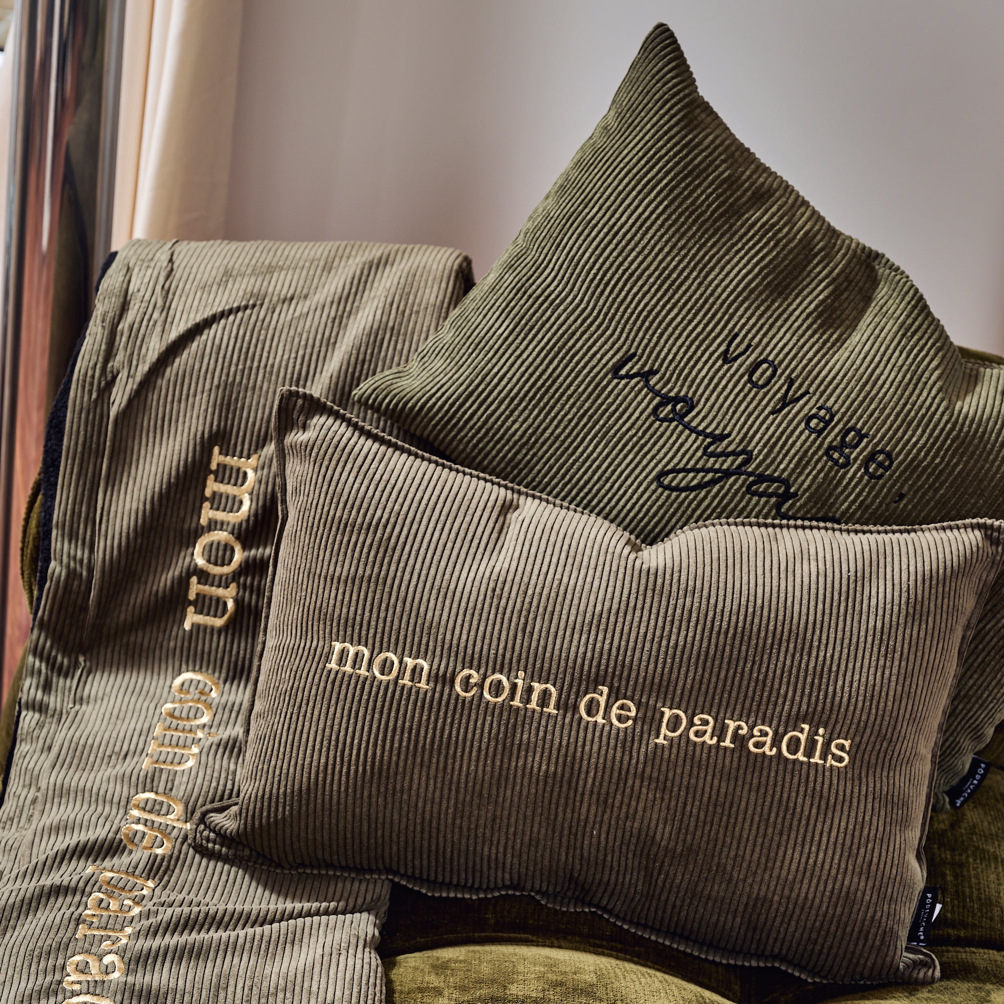 Coussin velours brodé Voyage Voyage