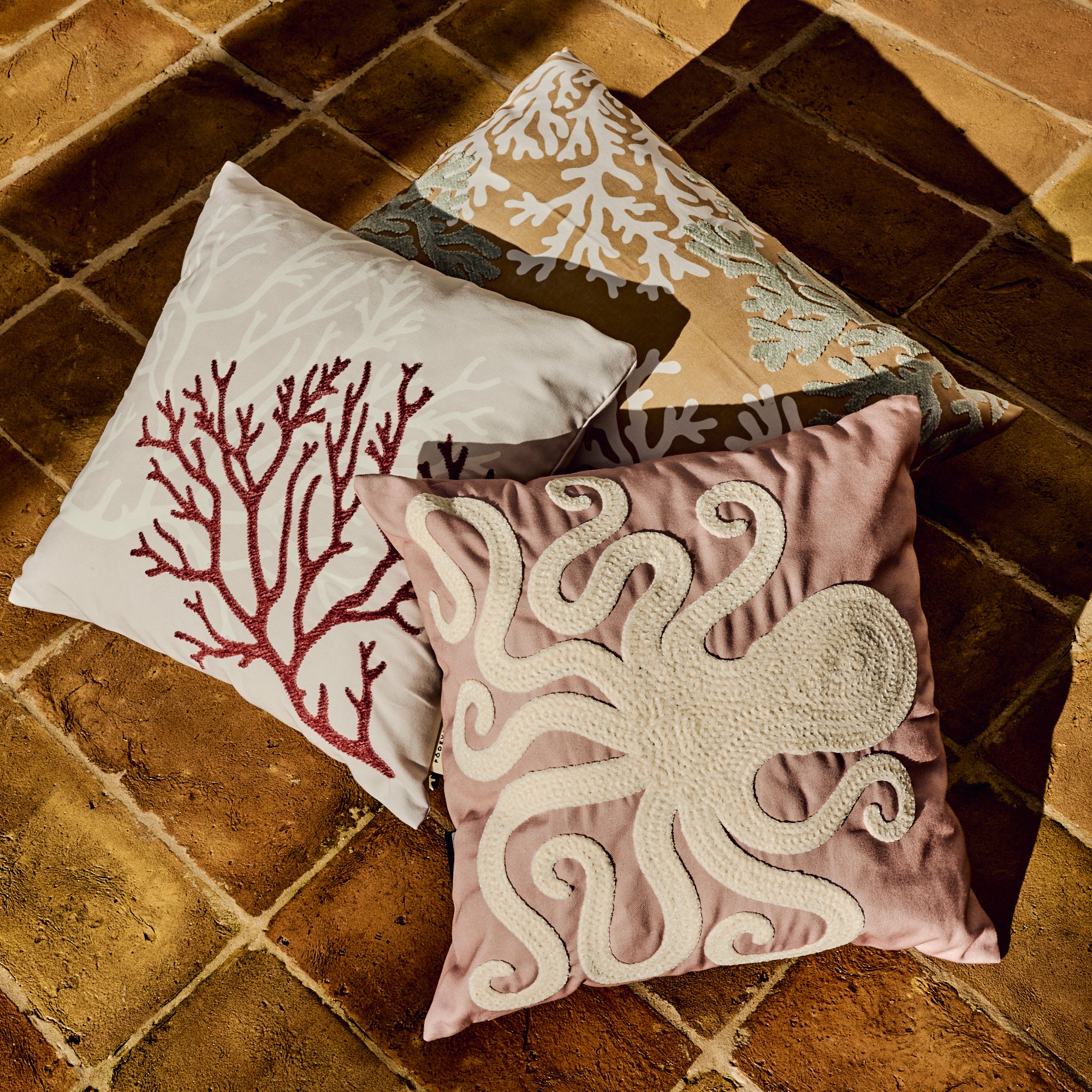 Coussin extérieur brodé Coralia