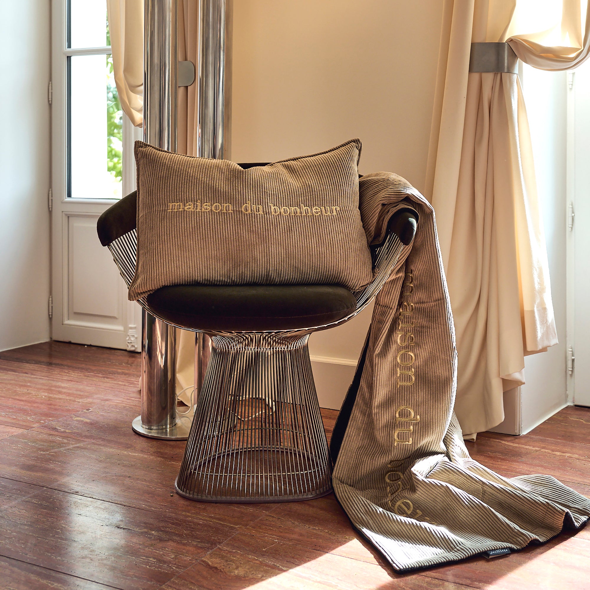 Coussin velours brodé Maison du Bonheur