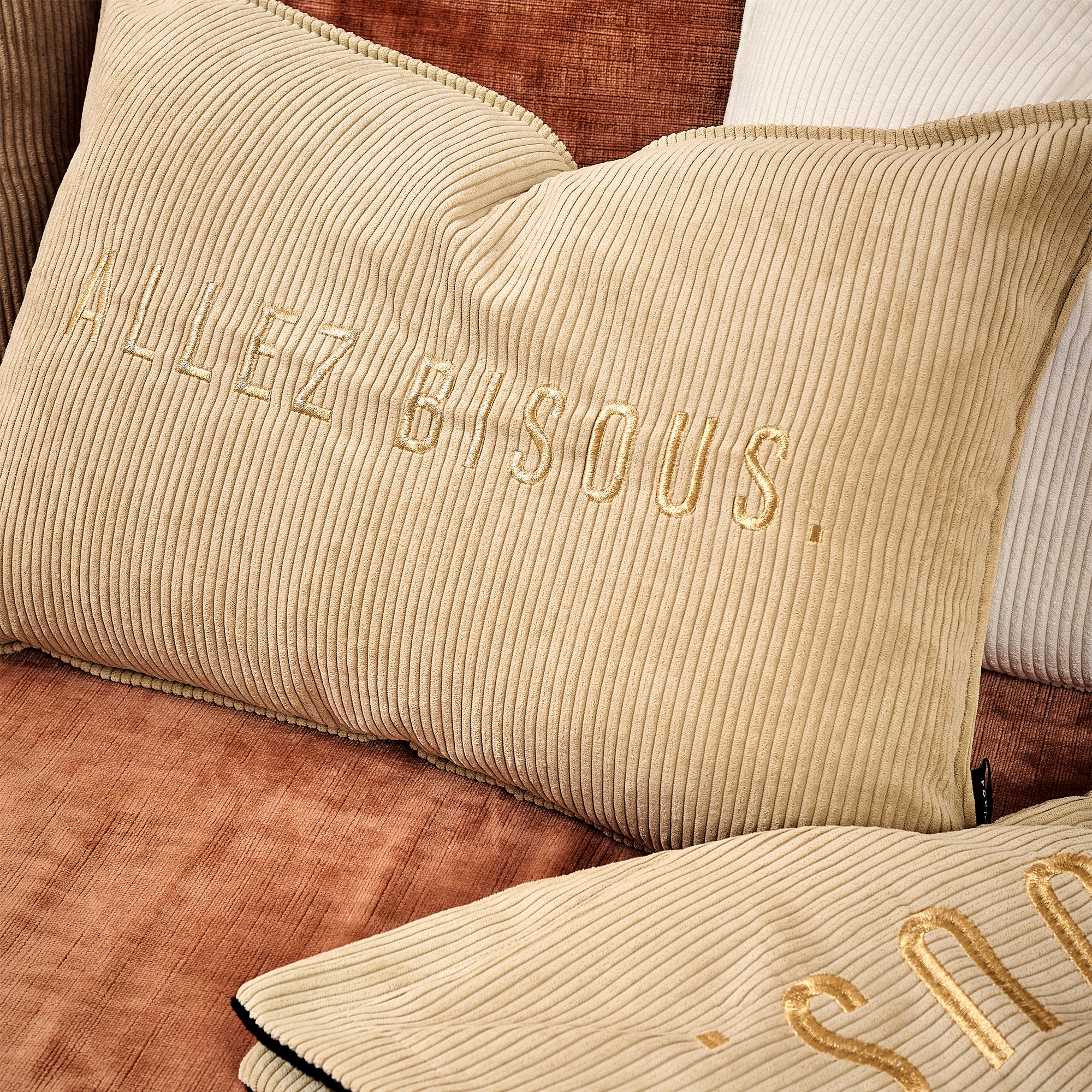 Coussin velours brodé Allez Bisous