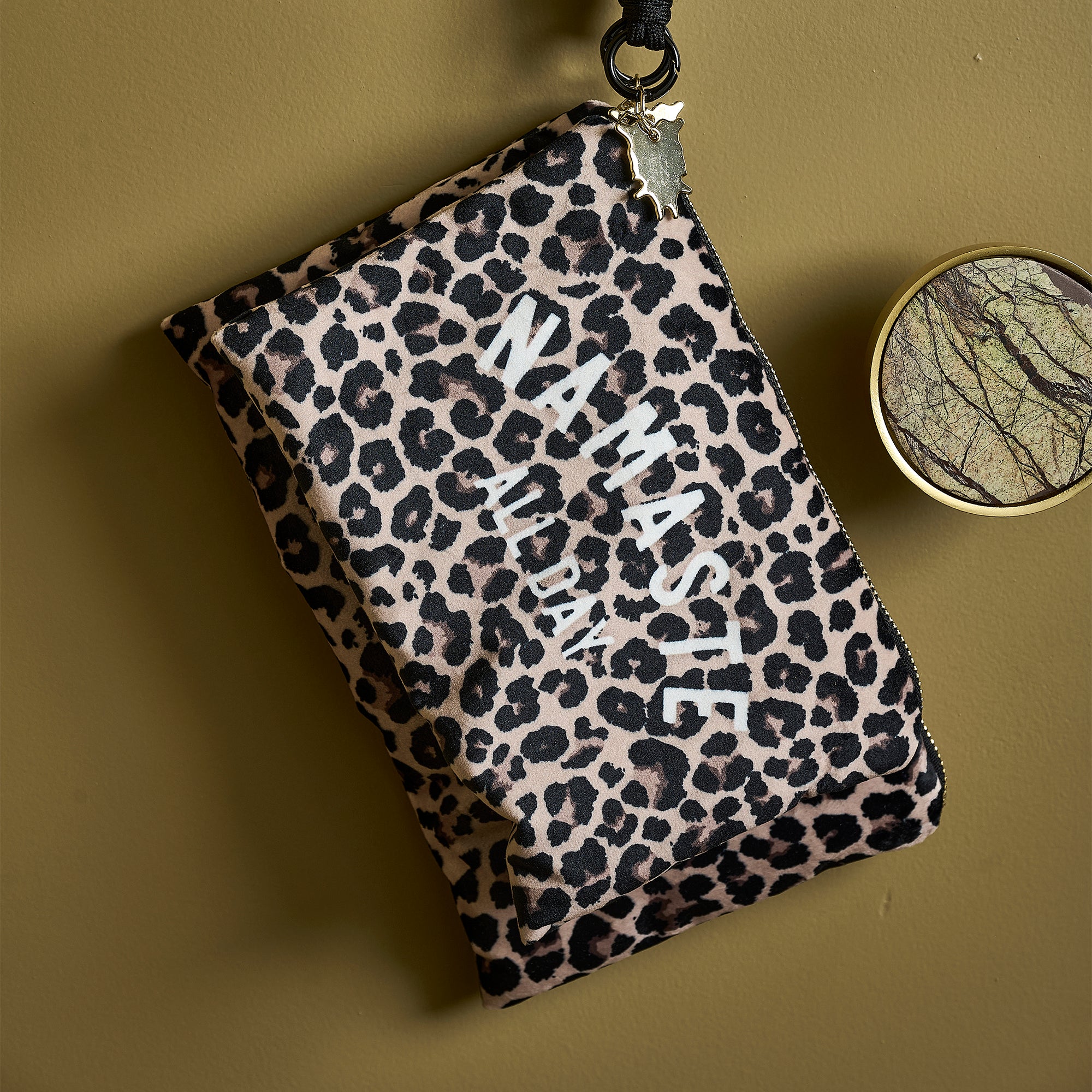 Pochette Velours Léopard Namaste All Day S