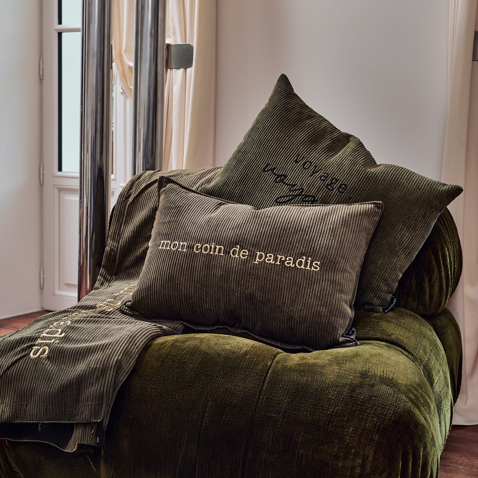 Coussin velours brodé Coin Paradis