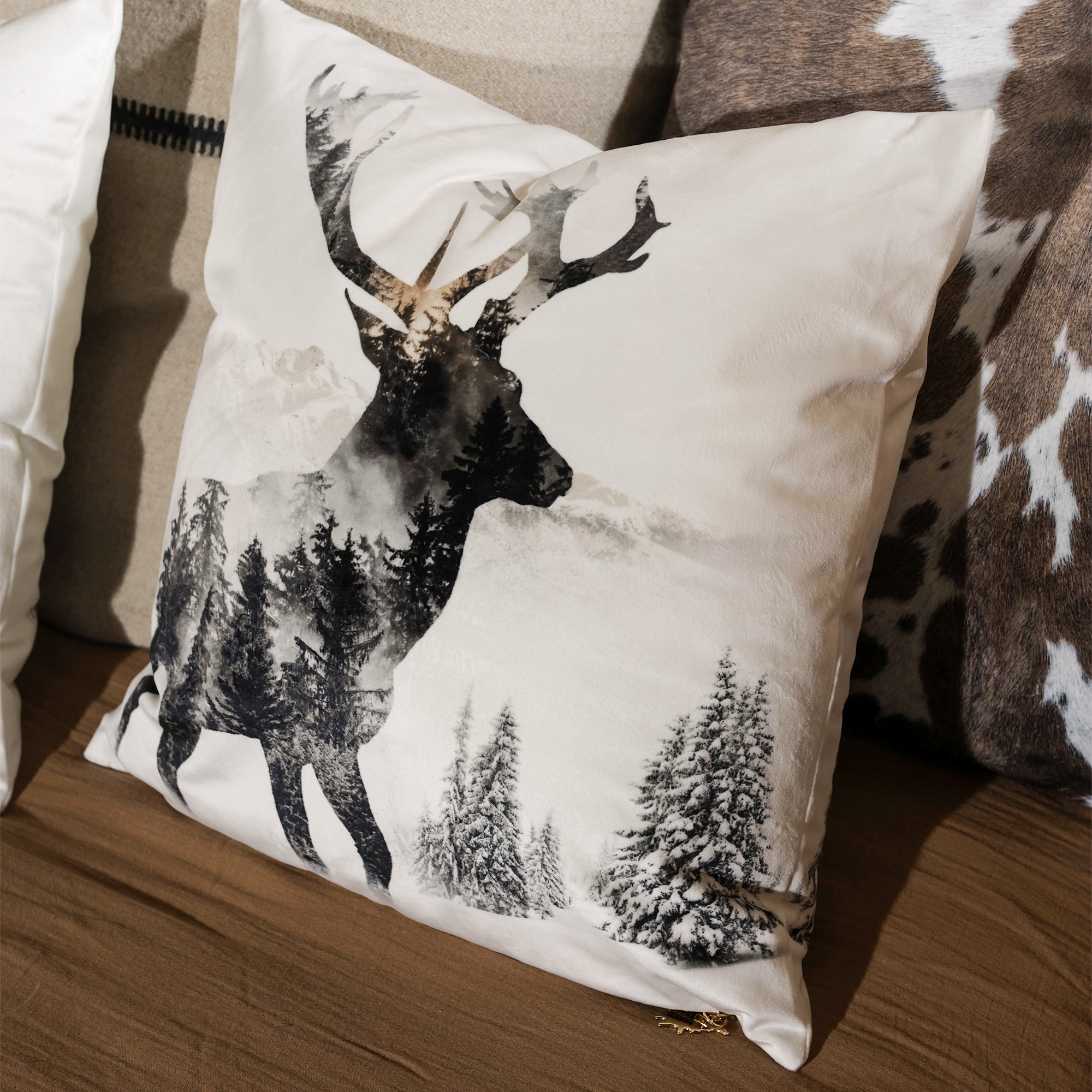 Elim velvet cushion