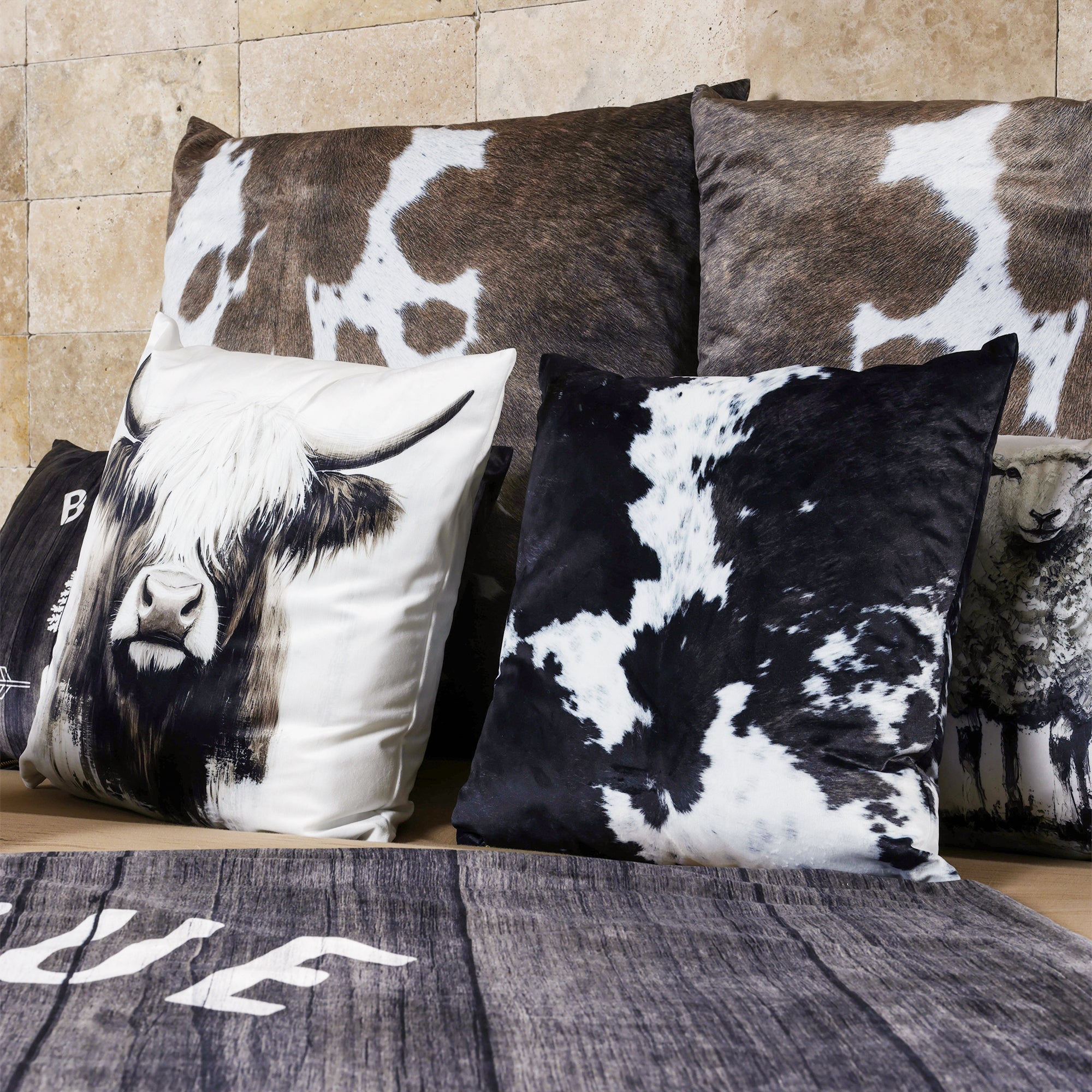 Elim velvet cushion