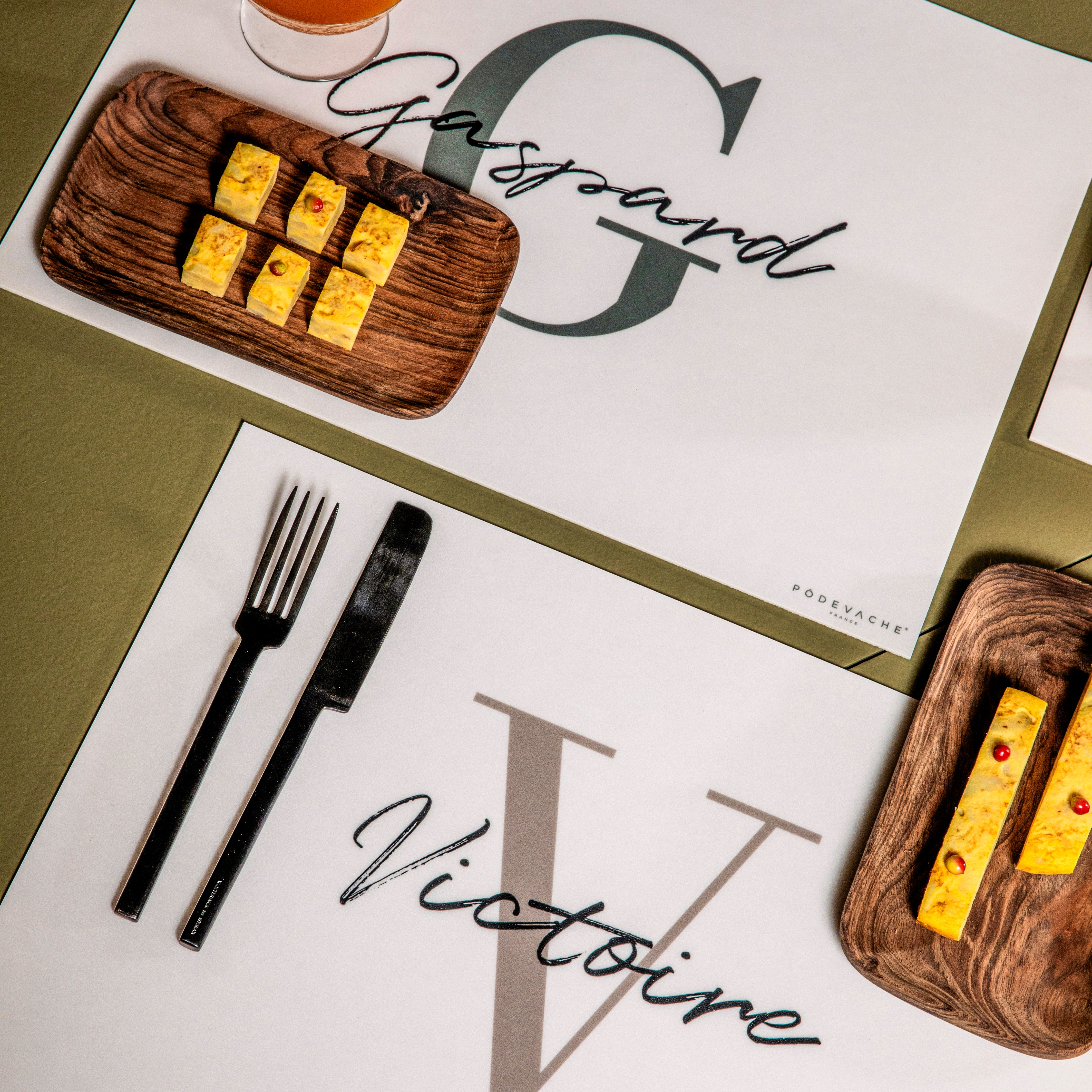 Set de table vinyle personnalisé Initiale Gris