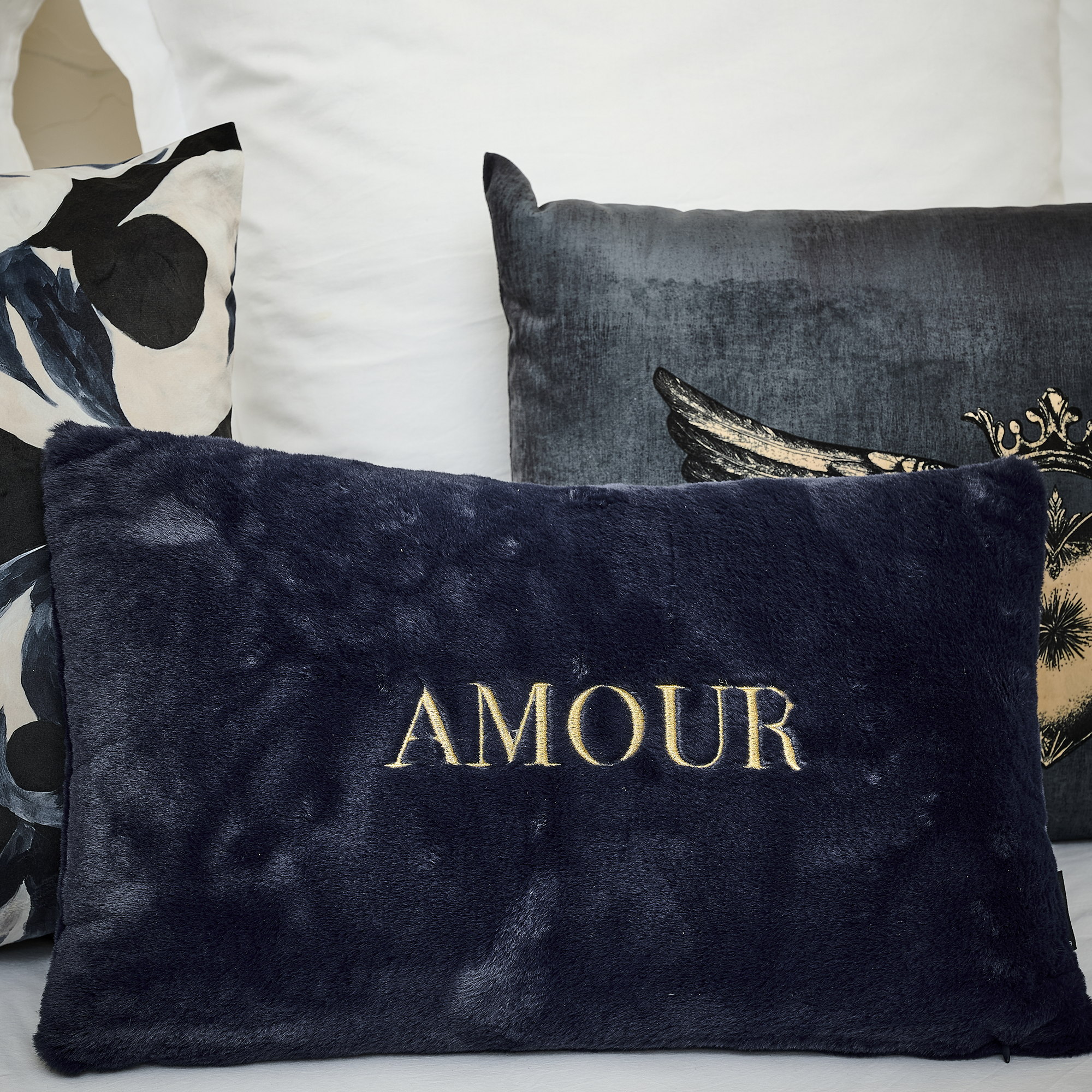 Coussin en fausse fourrure brodé Saint George