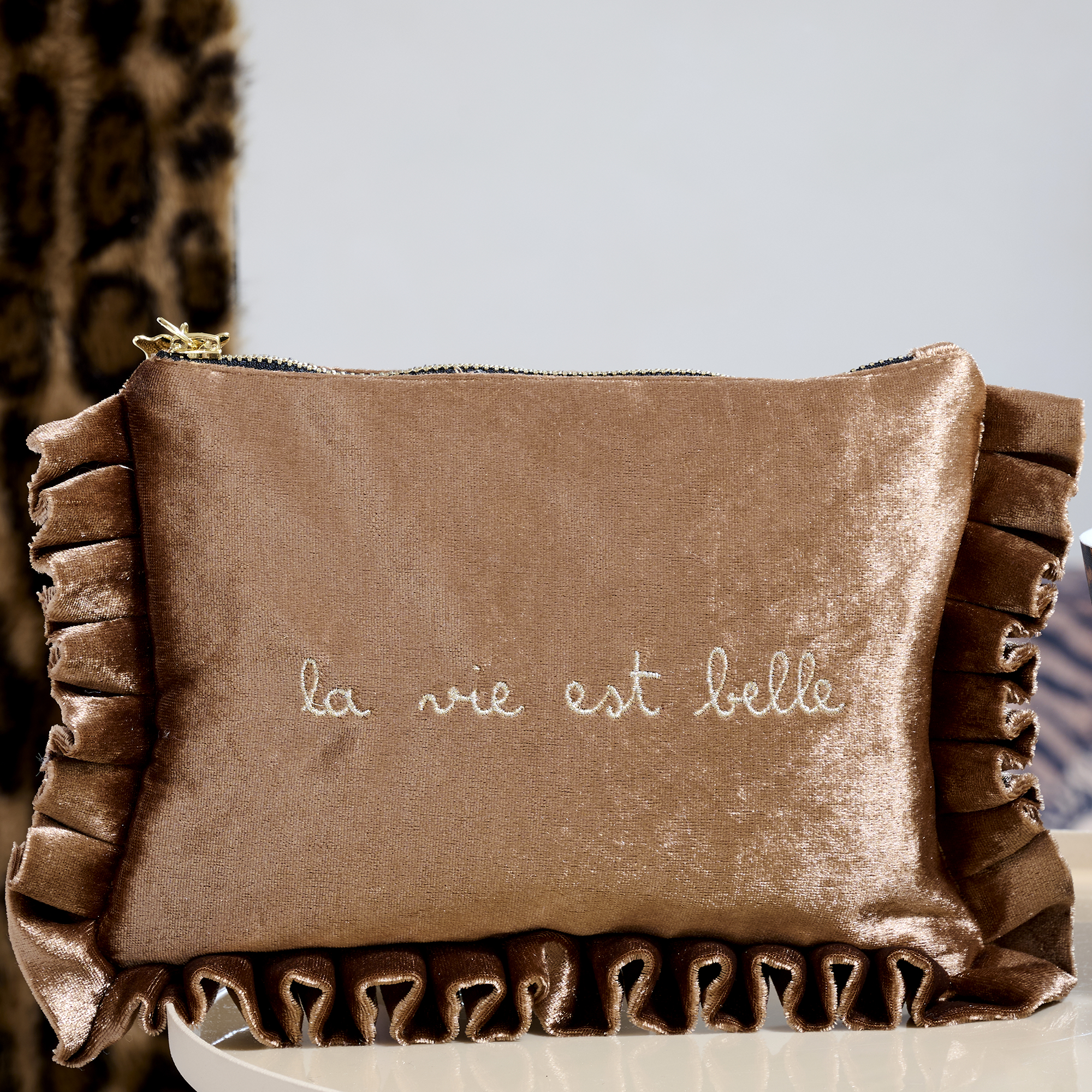 Pochette velours satiné brodé Salford