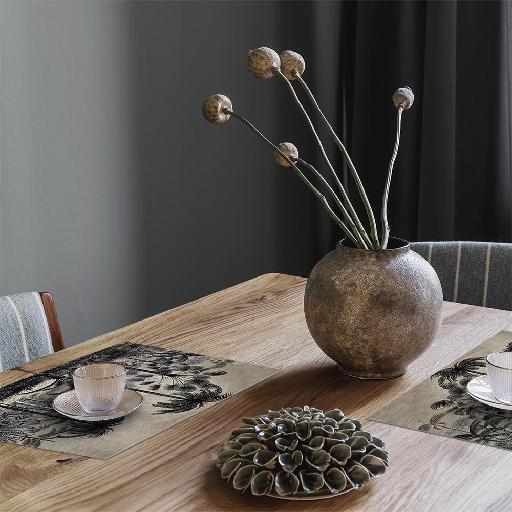 Laissez-vous séduire par ce set de table rectangle en vinyle imprimé forêt tropicale. Ce set de table aux couleurs vintage avec ses plantes et arbres donnera des airs de jardin botanique à votre table !