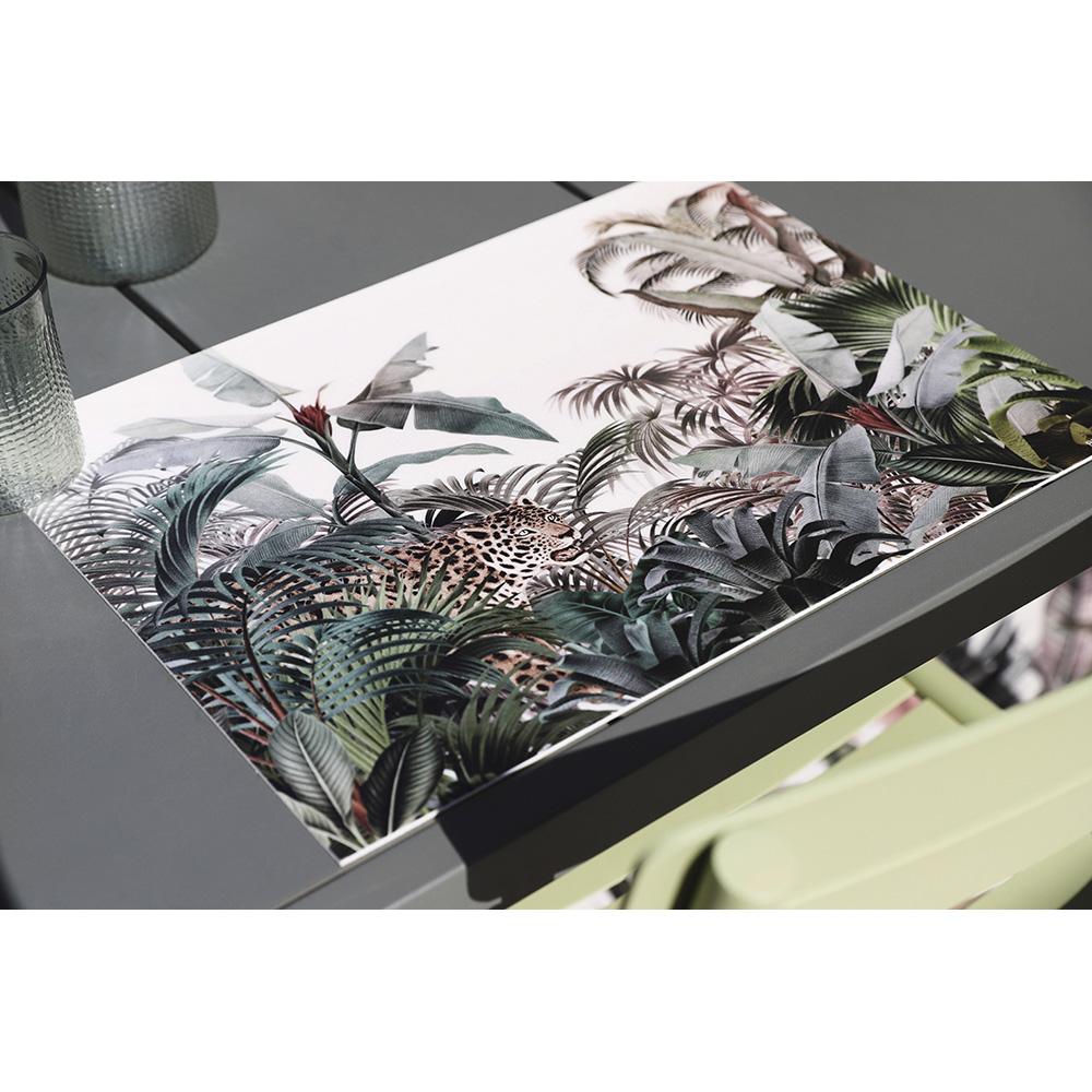 Ce set de table un guépard dans la jungle donnera une touche sauvage à votre décoration de table ! Avec ses couleurs élégantes il se mariera parfaitement avec votre déco !