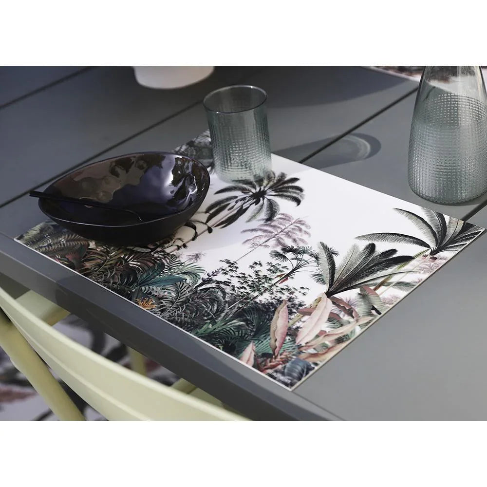 Laissez-vous séduire par notre set de table rectangle 33x45cm en vinyle imprimé au motif esprit cabinet de curiosité ! Ce set de table avec ses plantes exotiques vous transportera en pleine nature !