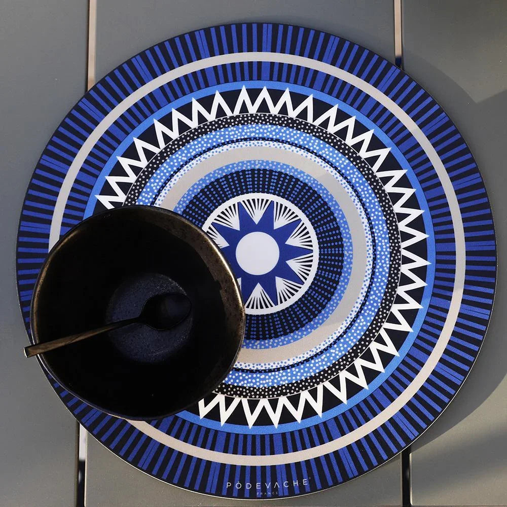 Envie de dresser une jolie table que ce soit à l'intérieur ou à l'extérieur ? Laissez-vous séduire par ce set de table rond au format ? 38 cm en vinyle imprimé. L'originalité de ce set de table bleu donnera un joli coup d'éclat à vos décorations de table !