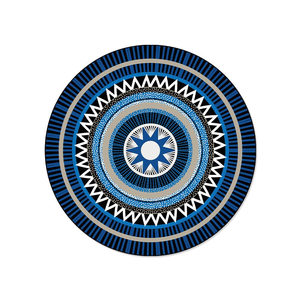 Envie de dresser une jolie table que ce soit à l'intérieur ou à l'extérieur ? Laissez-vous séduire par ce set de table rond au format ? 38 cm en vinyle imprimé. L'originalité de ce set de table bleu donnera un joli coup d'éclat à vos décorations de table !