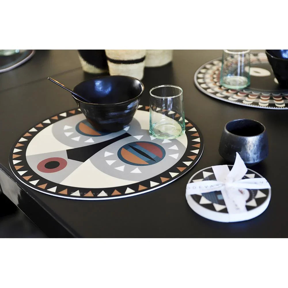 Laissez-vous séduire par notre set de table rond ? 38 cm en vinyle imprimé ! Vous serez vite charmé par son côté ethnique inspiré des traditionnels masques africains.