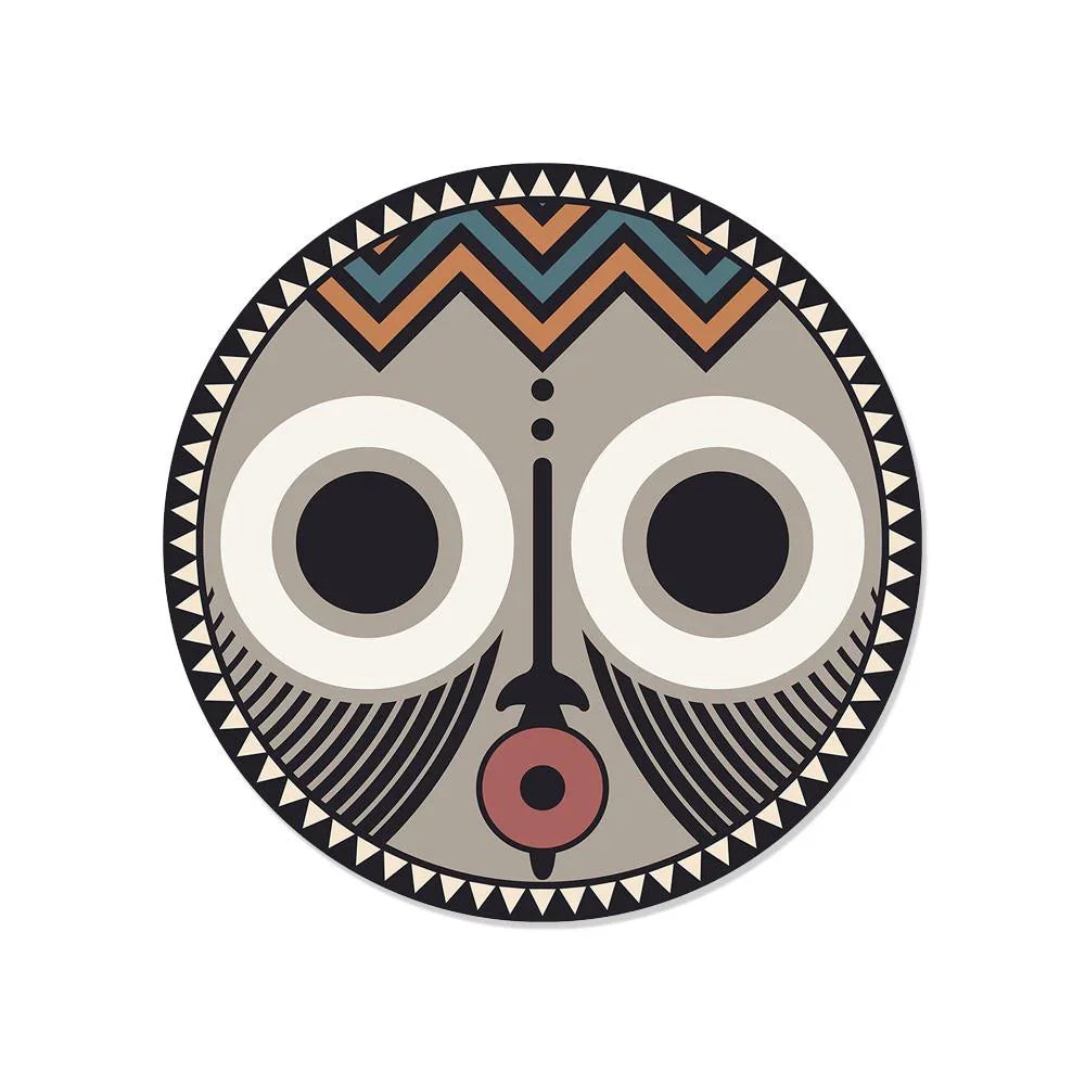 Envie de dresser une jolie table que ce soit à l'intérieur ou à l'extérieur ? Laissez-vous séduire par notre set de table rond ? 38 cm en vinyle imprimé ! Vous serez vite charmé par son côté ethnique inspiré des traditionnels masques africains. Craquez pour ce set de table de forme ronde avec son motif masque africain !
