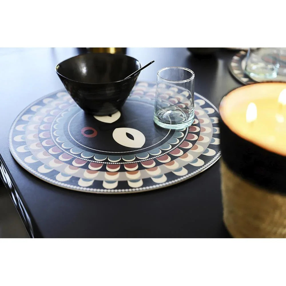 Laissez-vous séduire par le motif masque africain coloré de ce set de table rond au format ? 38cm en vinyle imprimé.