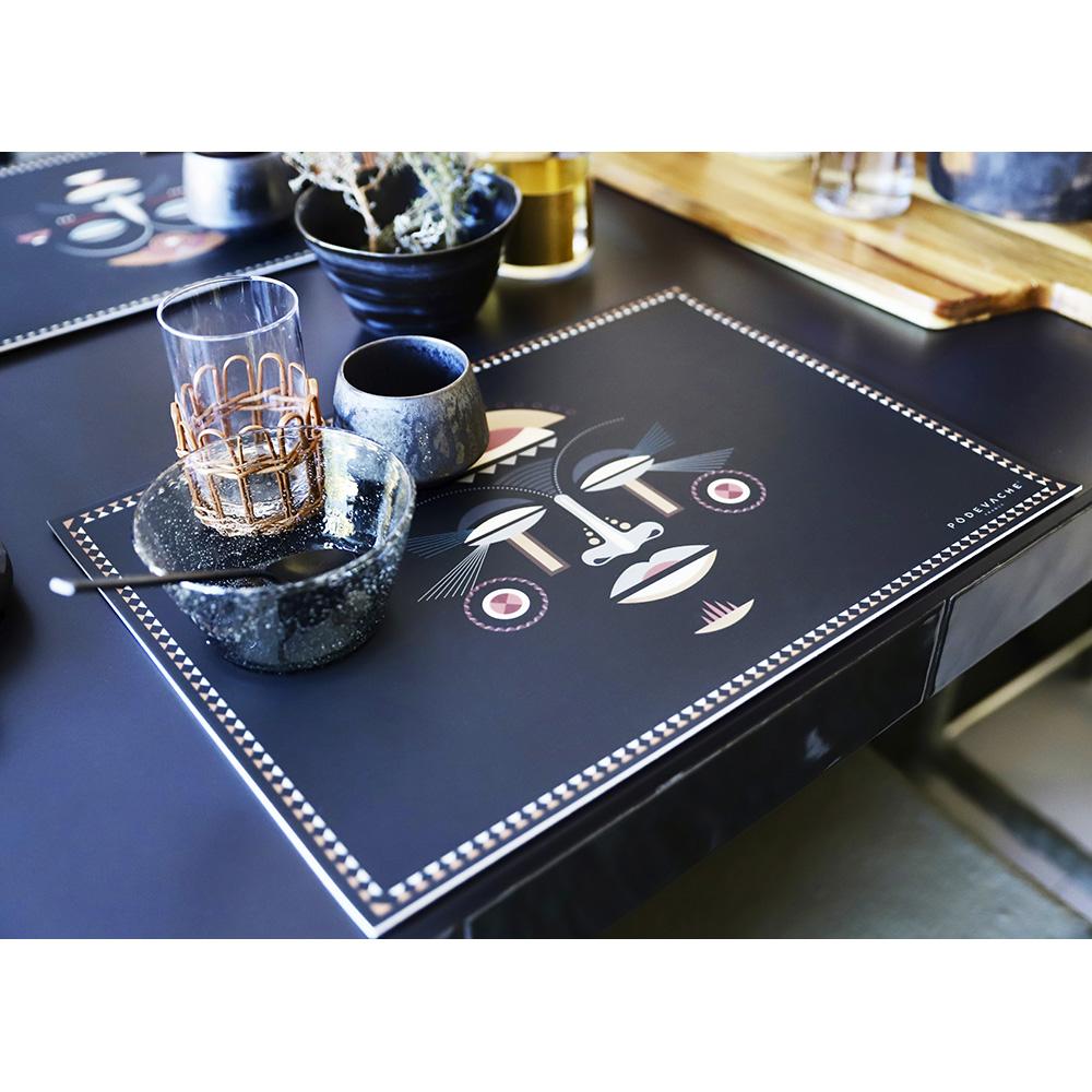 Ce set de table avec un masque africain donnera du caractère à votre décoration de table !