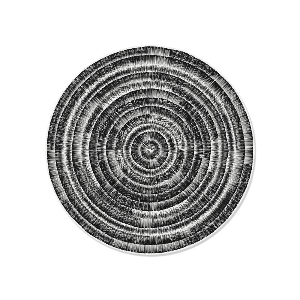 Ce set de table rond aux couleurs noires et blanches donnera une touche de sobriété à votre décoration de table !