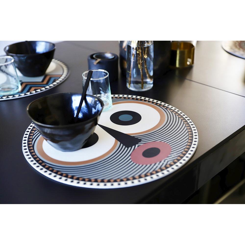 Craquez pour ce set de table de forme ronde avec son motif masque africain ! La forme ronde de ce set de table donnera du style à votre décoration de table !