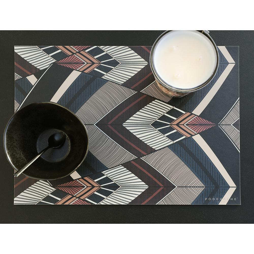 Laissez-vous séduire par la tendance exotique avec notre set de table rectangle 33x45cm en vinyle imprimé ! Vous serez vite charmé par son côté bohème idéal pour accueillir repas familiaux ou diners entre amis. Cette inspiration ethnique et ces couleurs chaudes donneront une ambiance bohème à votre décoration de table !