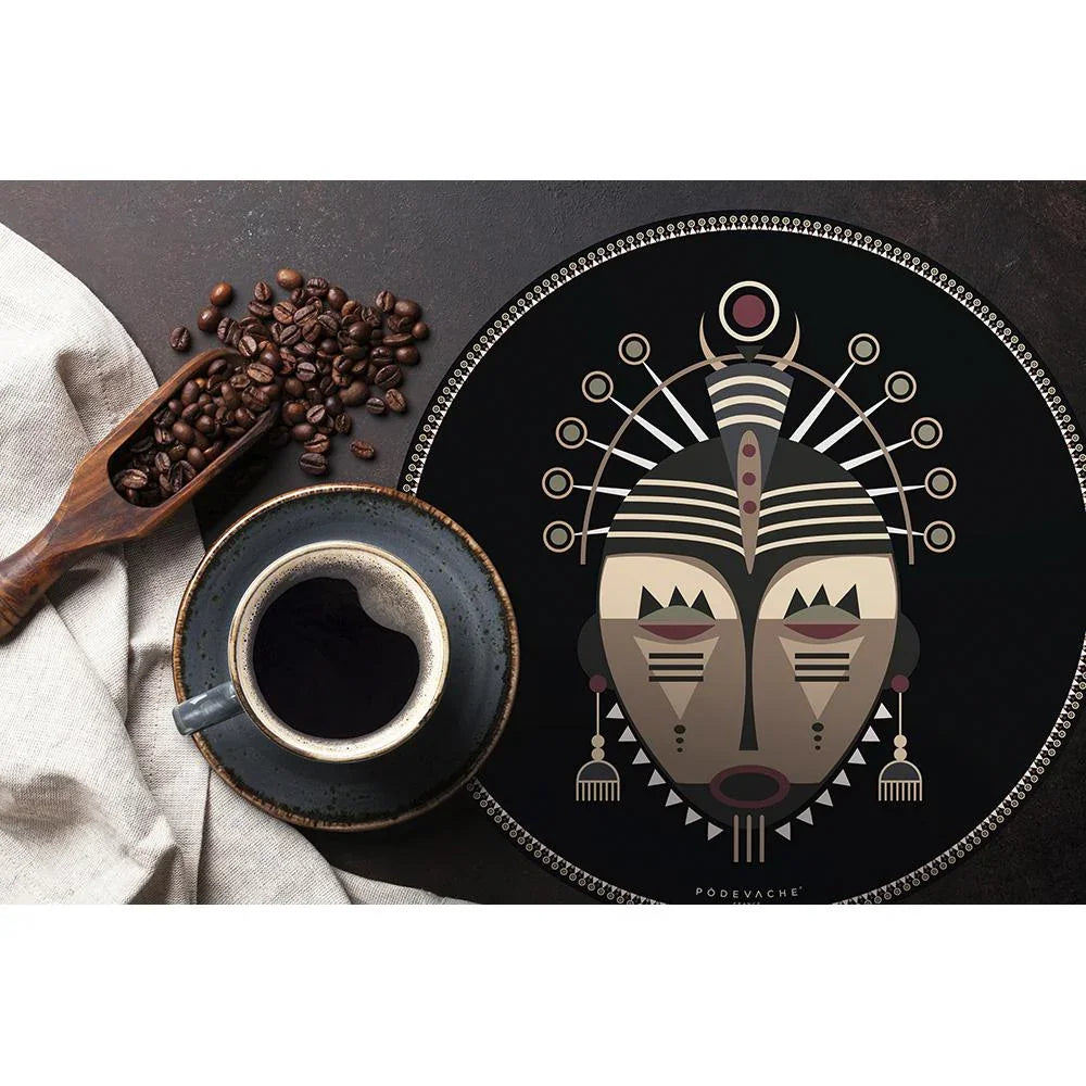 Vous serez vite charmé par son côté ethnique inspiré des traditionnels masques africains. Craquez pour ce set de table de forme ronde avec son motif masque africain ! Les couleurs noires et beiges de ce set de table vous transporteront vers de nouveaux horizons !