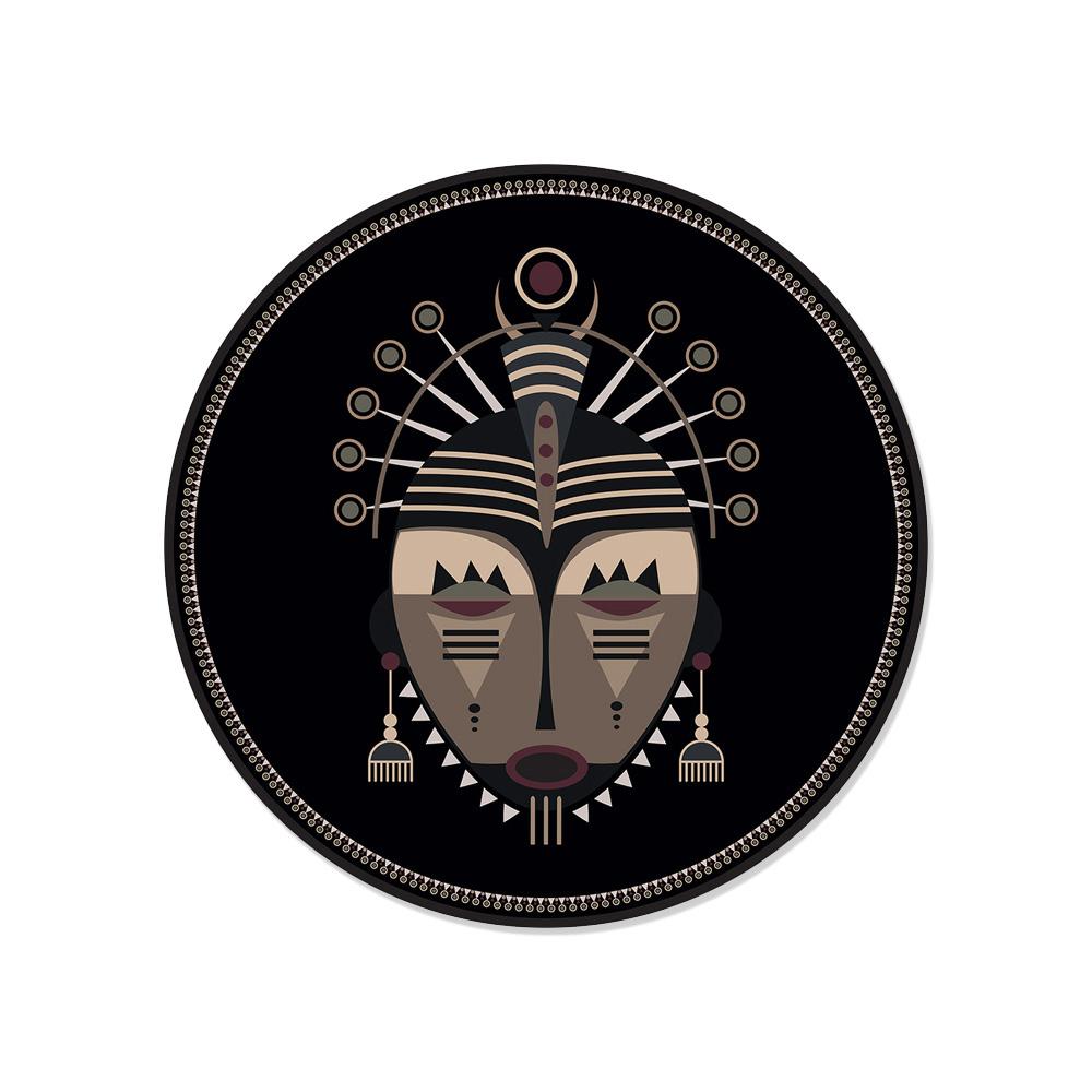 Vous serez vite charmé par son côté ethnique inspiré des traditionnels masques africains. Craquez pour ce set de table de forme ronde avec son motif masque africain ! Les couleurs noires et beiges de ce set de table vous transporteront vers de nouveaux horizons !