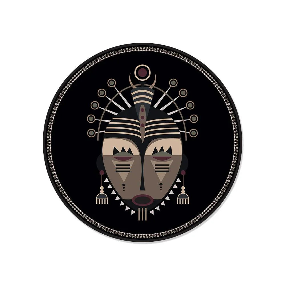 Vous serez vite charmé par son côté ethnique inspiré des traditionnels masques africains. Craquez pour ce set de table de forme ronde avec son motif masque africain ! Les couleurs noires et beiges de ce set de table vous transporteront vers de nouveaux horizons !