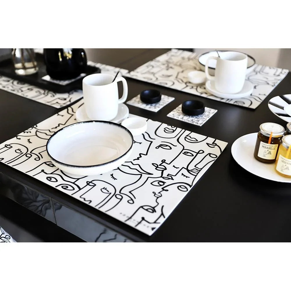 Vous serez vite charmé par son air et par ses formes graphiques qui boosteront votre déco de table en un clin d'œil ! On l'imagine déjà posé sur une table en bois !