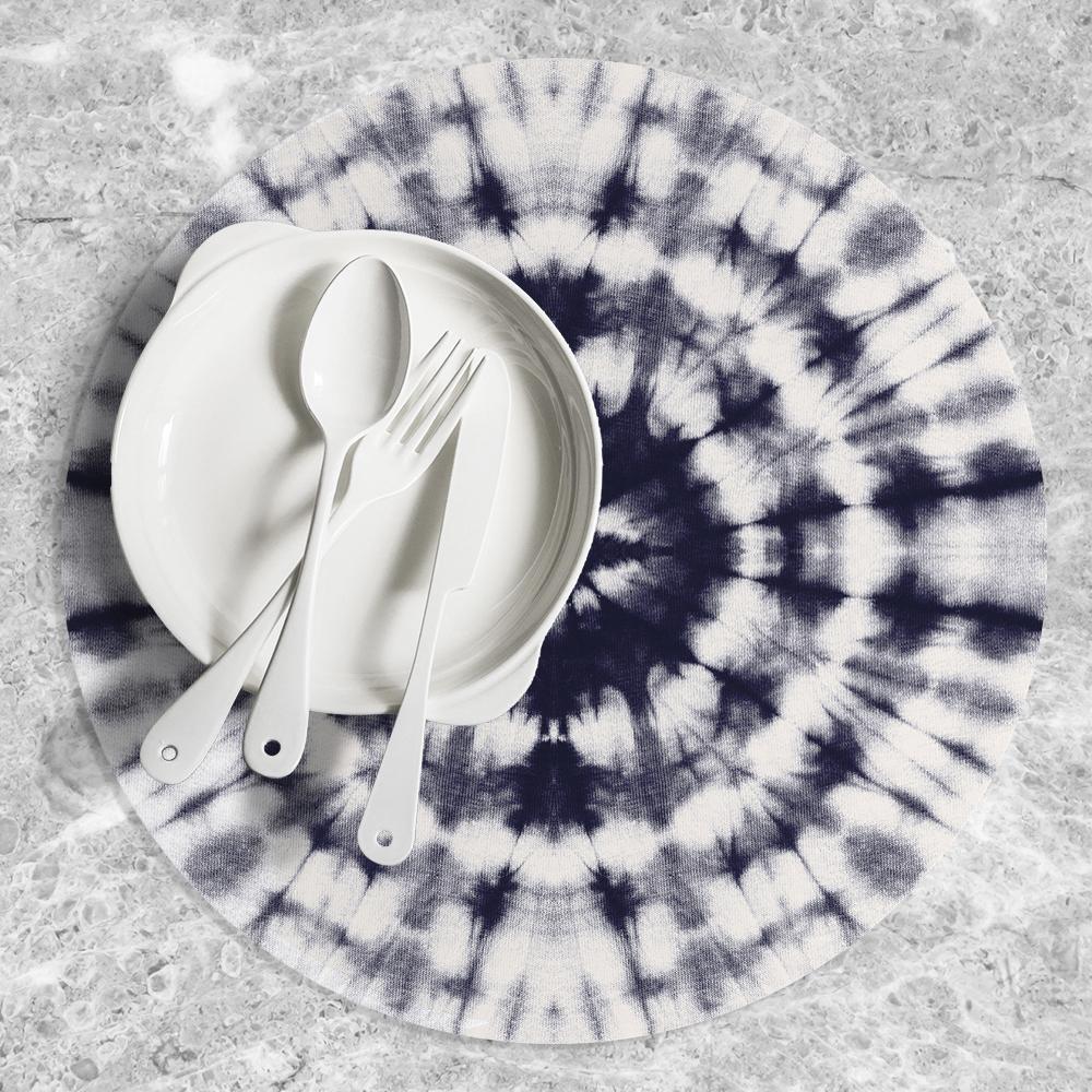 Ce set de table aux couleurs blanches et bleues très actuels apporteront une touche dynamique et moderne à votre décoration de table ! C’est l’accessoire parfait pour remettre au goût du jour votre coin repas !