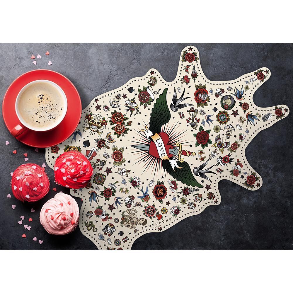 Laissez-vous séduire par notre motif emblématique pour dresser une table étonnante et actuelle avec notre set de table peau 38x48cm en vinyle imprimé ! Le format en peau de ce set de table et son motif de coeur/love au centre d'inspiration tatouage fera ressortir votre côté rebelle et rock !