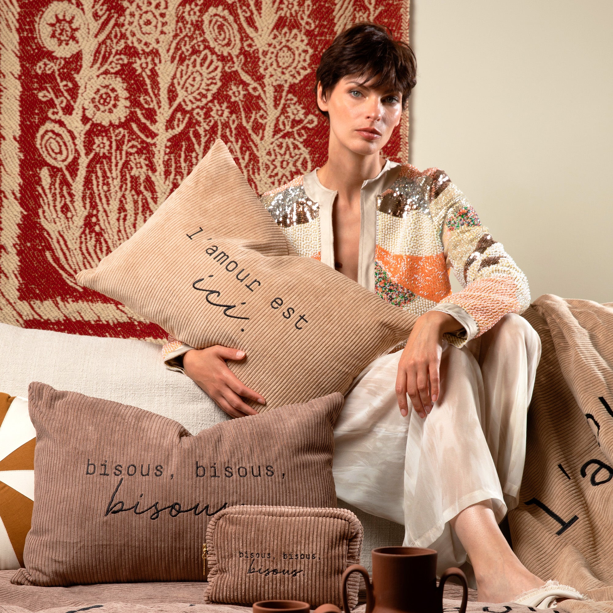 L'amour est ici embroidered velvet cushion