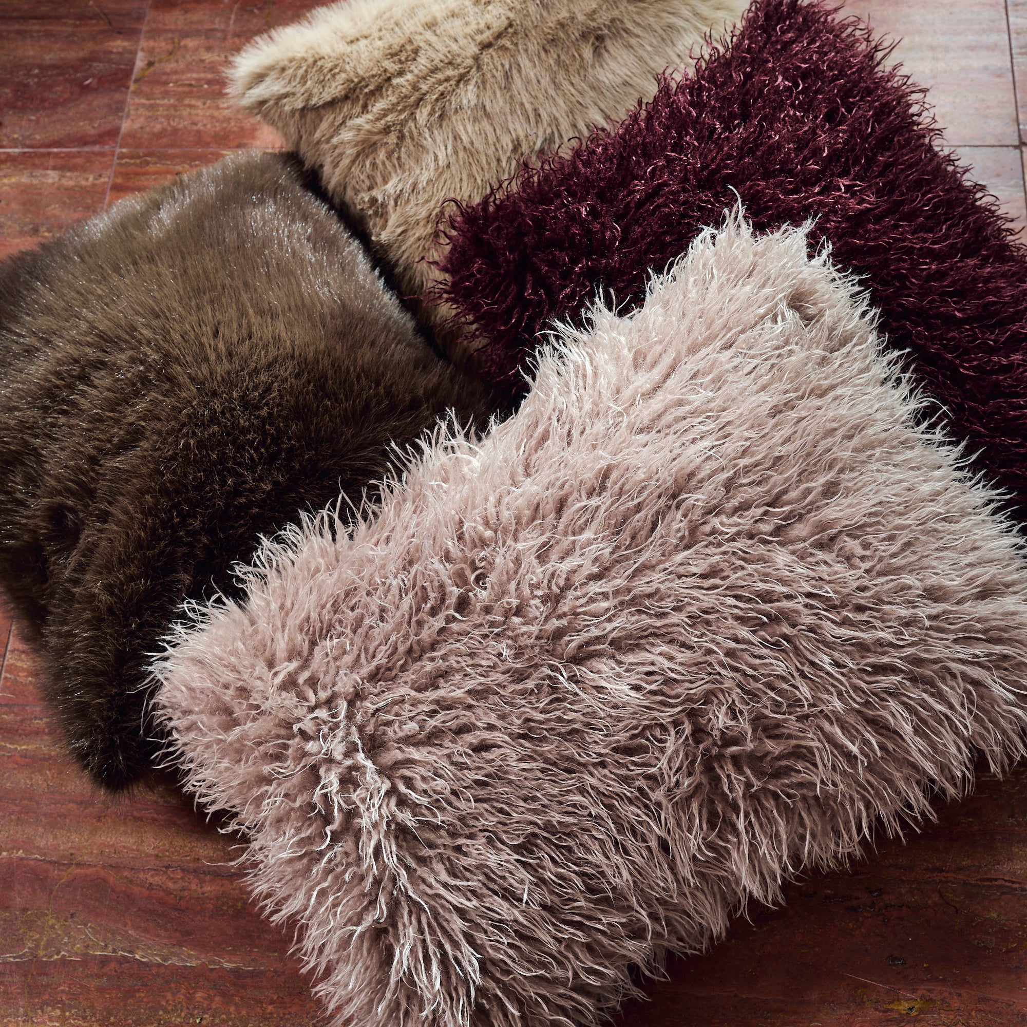 Coussin en fausse fourrure Sienne