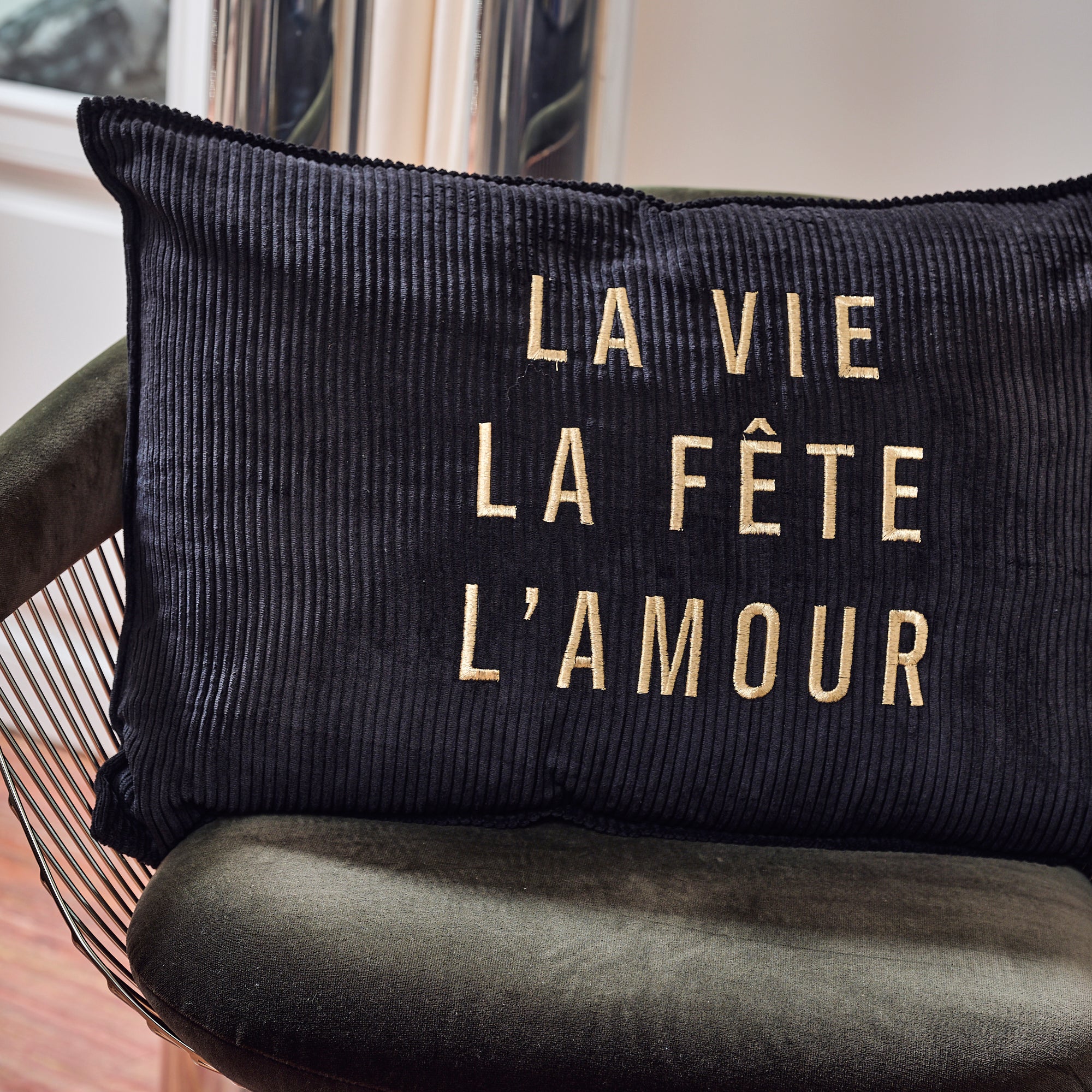 Coussin velours brodé Vie Fête Amour