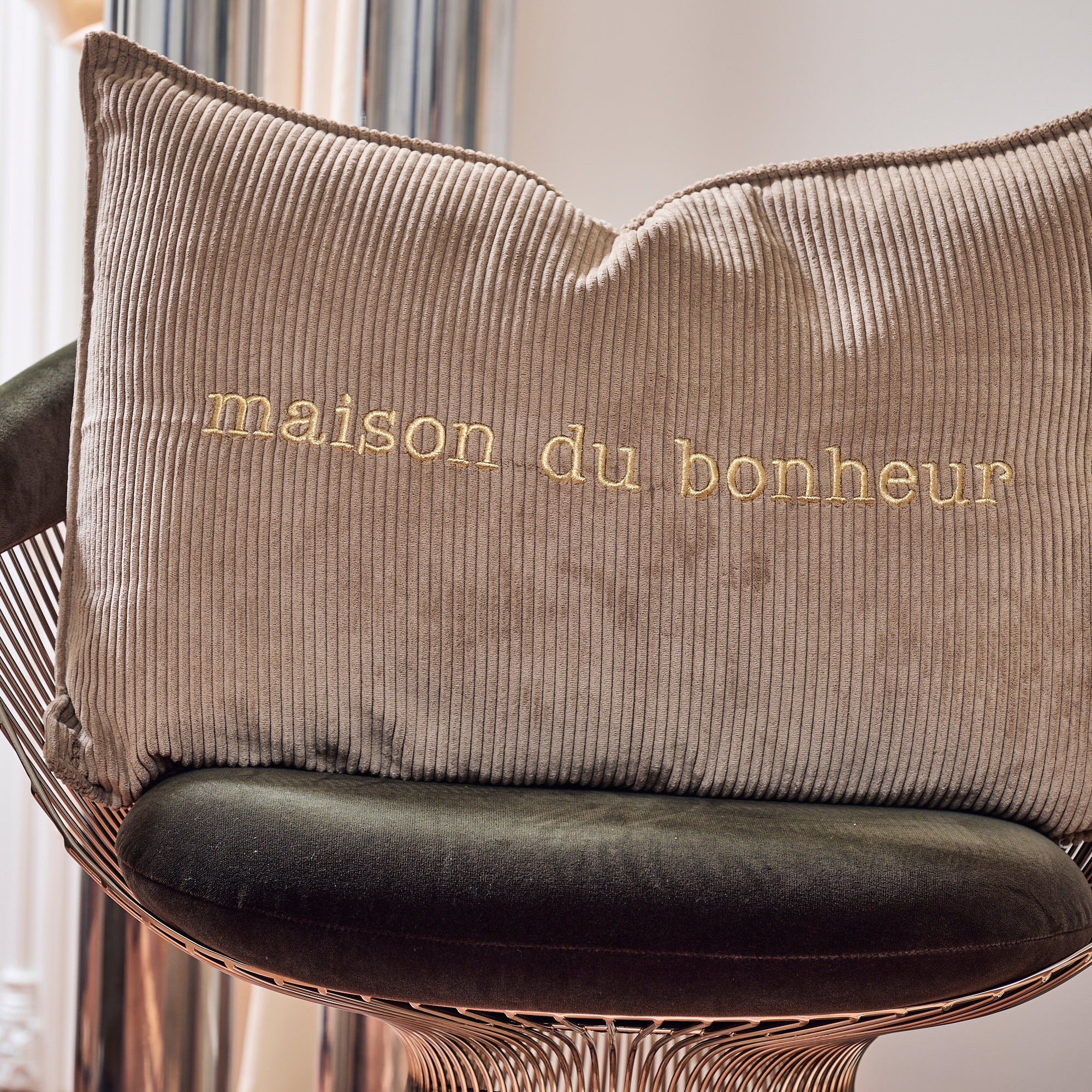 Coussin velours brodé Maison du Bonheur