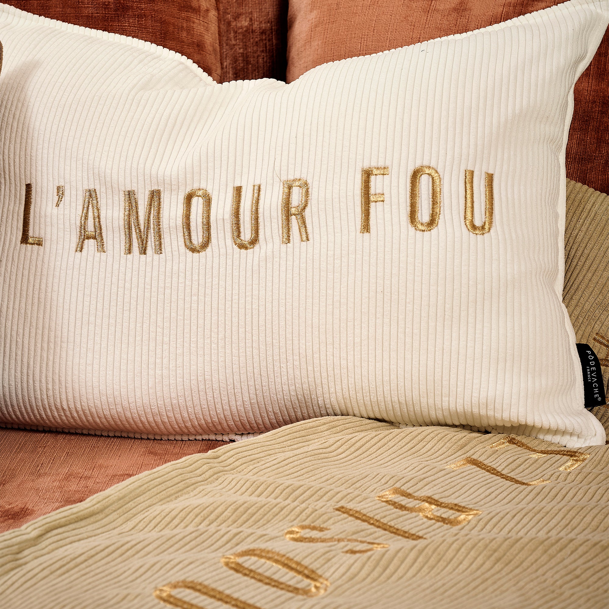 Coussin velours brodé Amour Fou