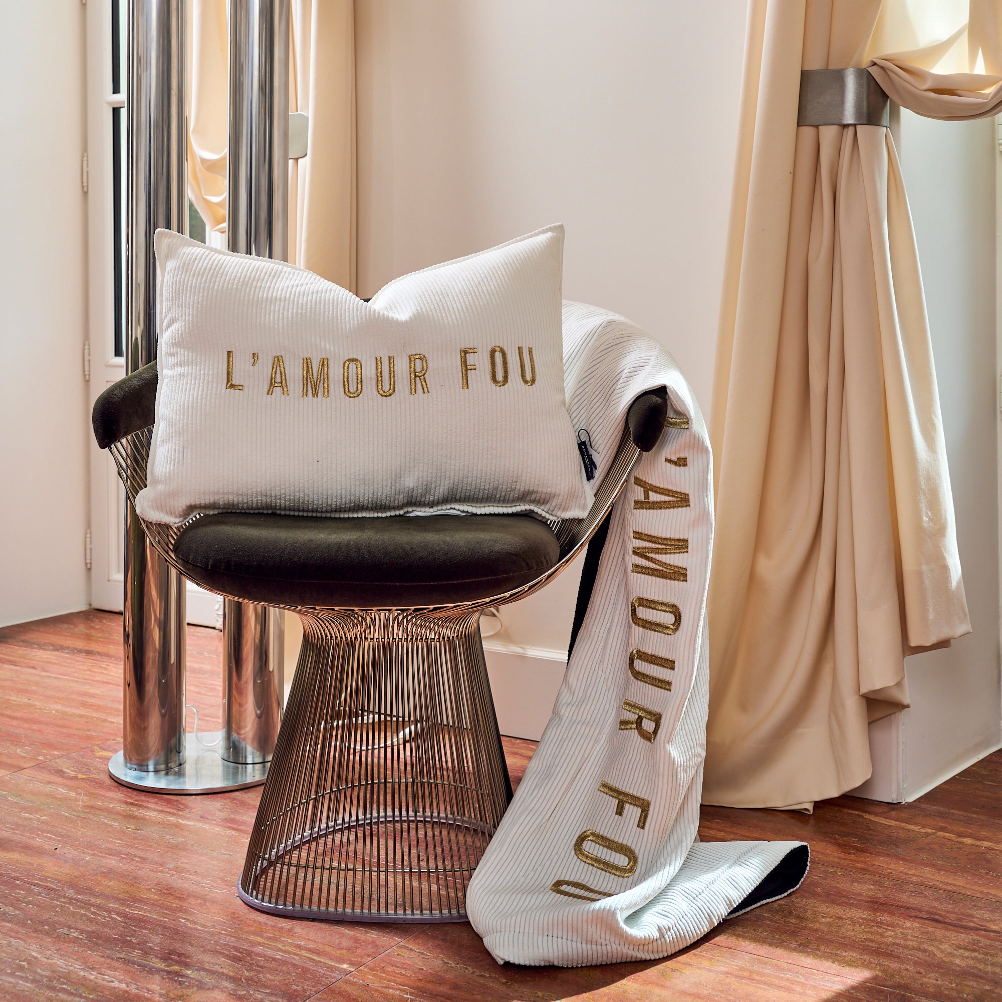 Coussin velours brodé Amour Fou