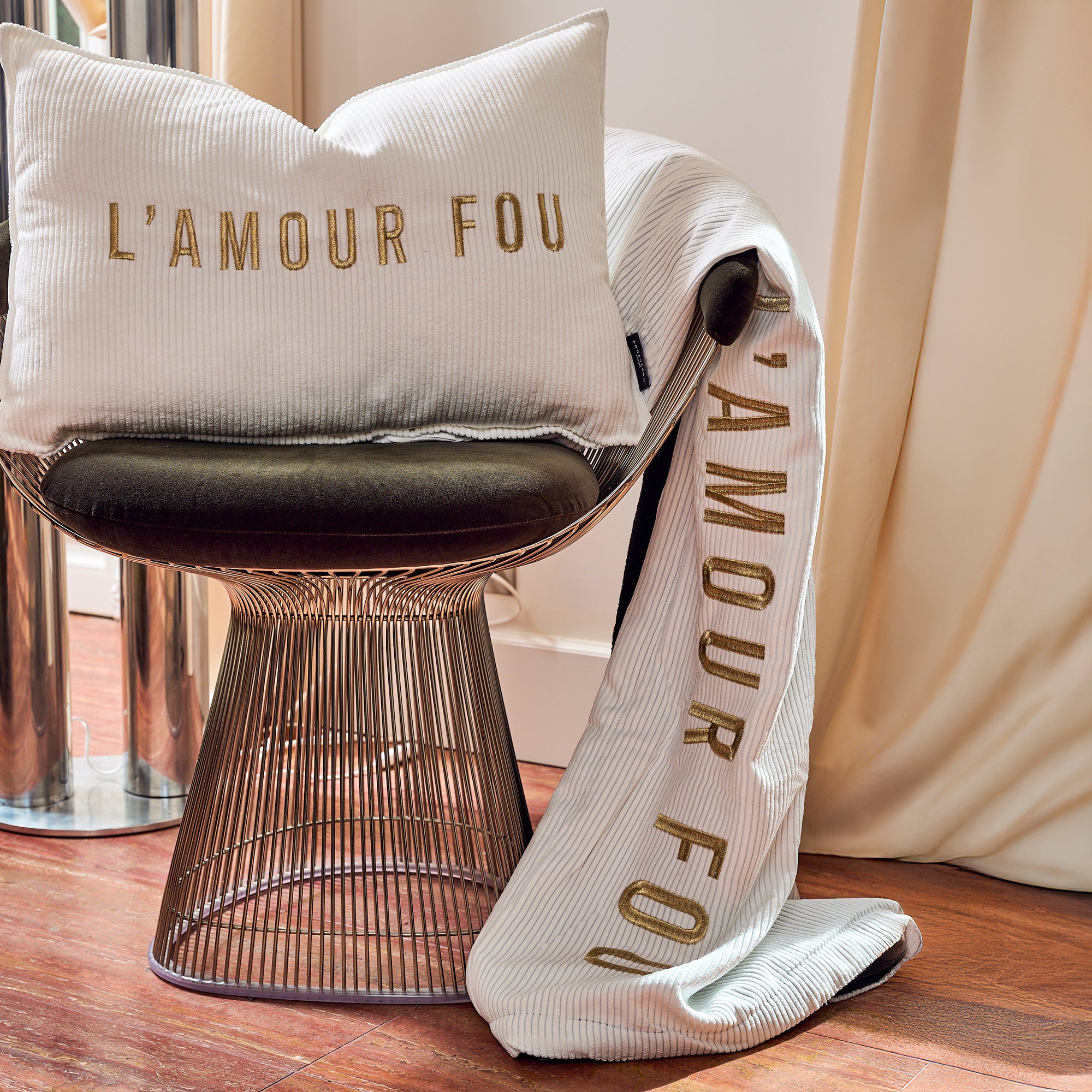 Coussin velours brodé Amour Fou