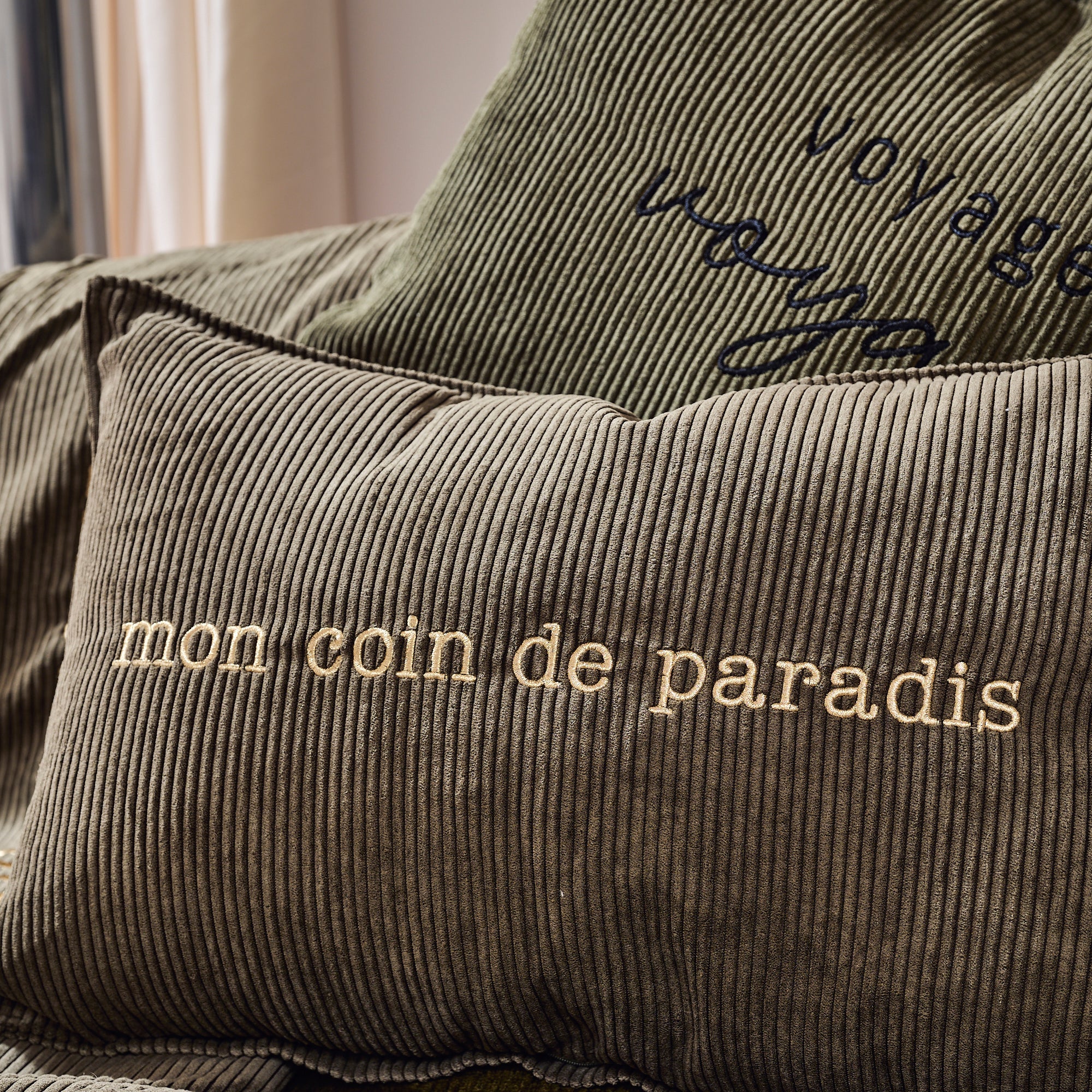 Coussin velours brodé Coin Paradis