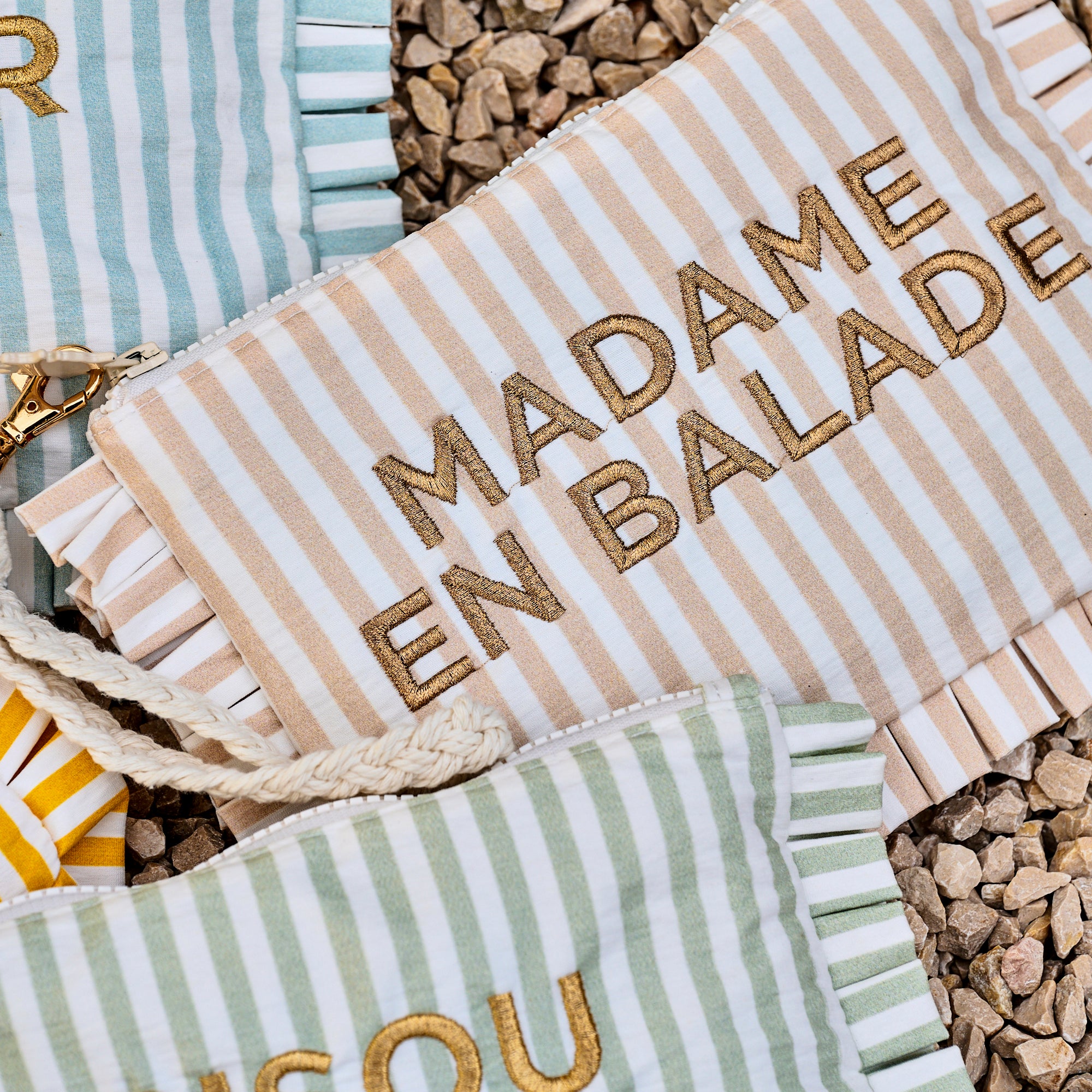 Pochette froufrou brodée Bisou Bisou