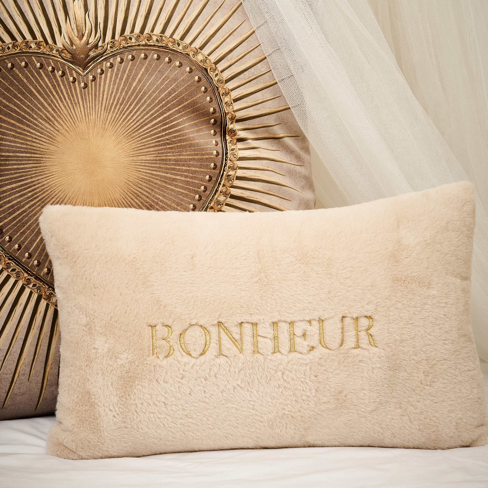 Coussin en fausse fourrure brodé Alegria