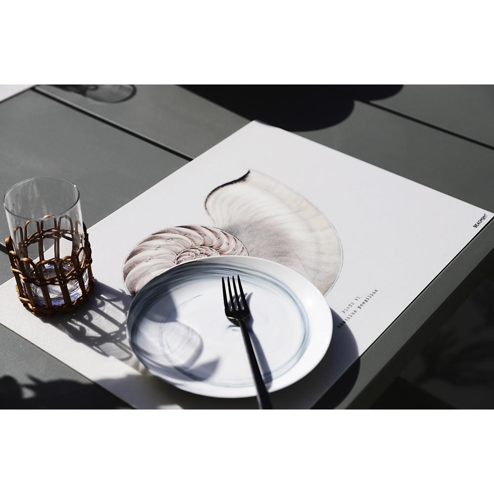Ce set de table dans les tons de beiges et de marrons vous transportera en mer avec style et apportera de la tendance à votre décoration de table ! Vous serez vite charmé par ses couleurs élégantes qui ajouteront à votre table une touche chic et épurée.