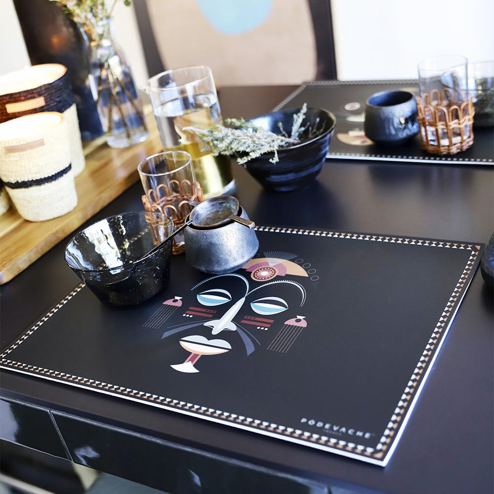 Laissez-vous séduire par ce set de table rectangle 33x45cm en vinyle imprimé. Vous l’aurez compris : c’est l’accessoire parfait pour remettre au goût du jour votre coin repas ! Ce set de table avec un masque africain donnera du caractère à votre décoration de table !