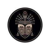 Vous serez vite charmé par son côté ethnique inspiré des traditionnels masques africains. Craquez pour ce set de table de forme ronde avec son motif masque africain ! Les couleurs noires et beiges de ce set de table vous transporteront vers de nouveaux horizons !