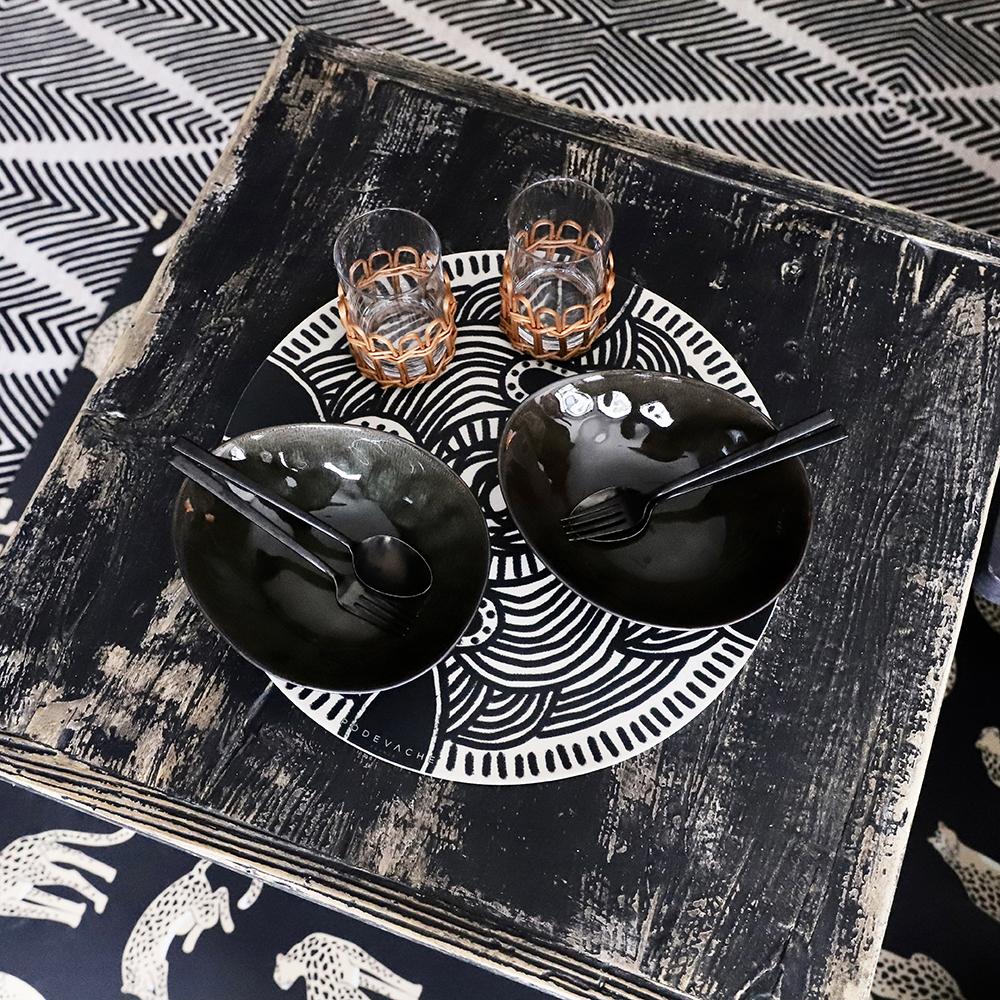 Laissez-vous séduire par ce set de table rond en vinyle imprimé aux formes géométriques ! Le set de table Sinaloa avec ses formes et ses couleurs noires et blanches vous transportera vers des tribus lointaines et apportera une touche sauvage à votre décoration de table !