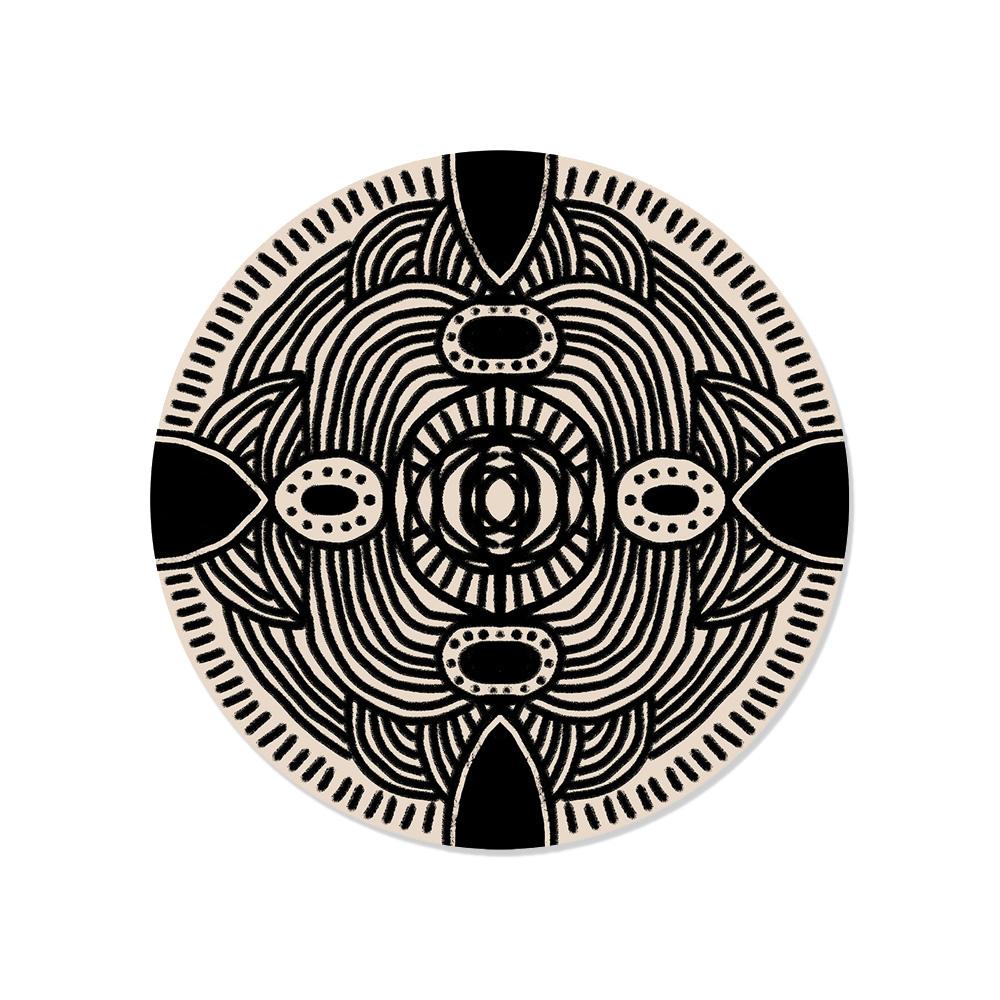 Laissez-vous séduire par ce set de table rond en vinyle imprimé aux formes géométriques ! Le set de table Sinaloa avec ses formes et ses couleurs noires et blanches vous transportera vers des tribus lointaines et apportera une touche sauvage à votre décoration de table !